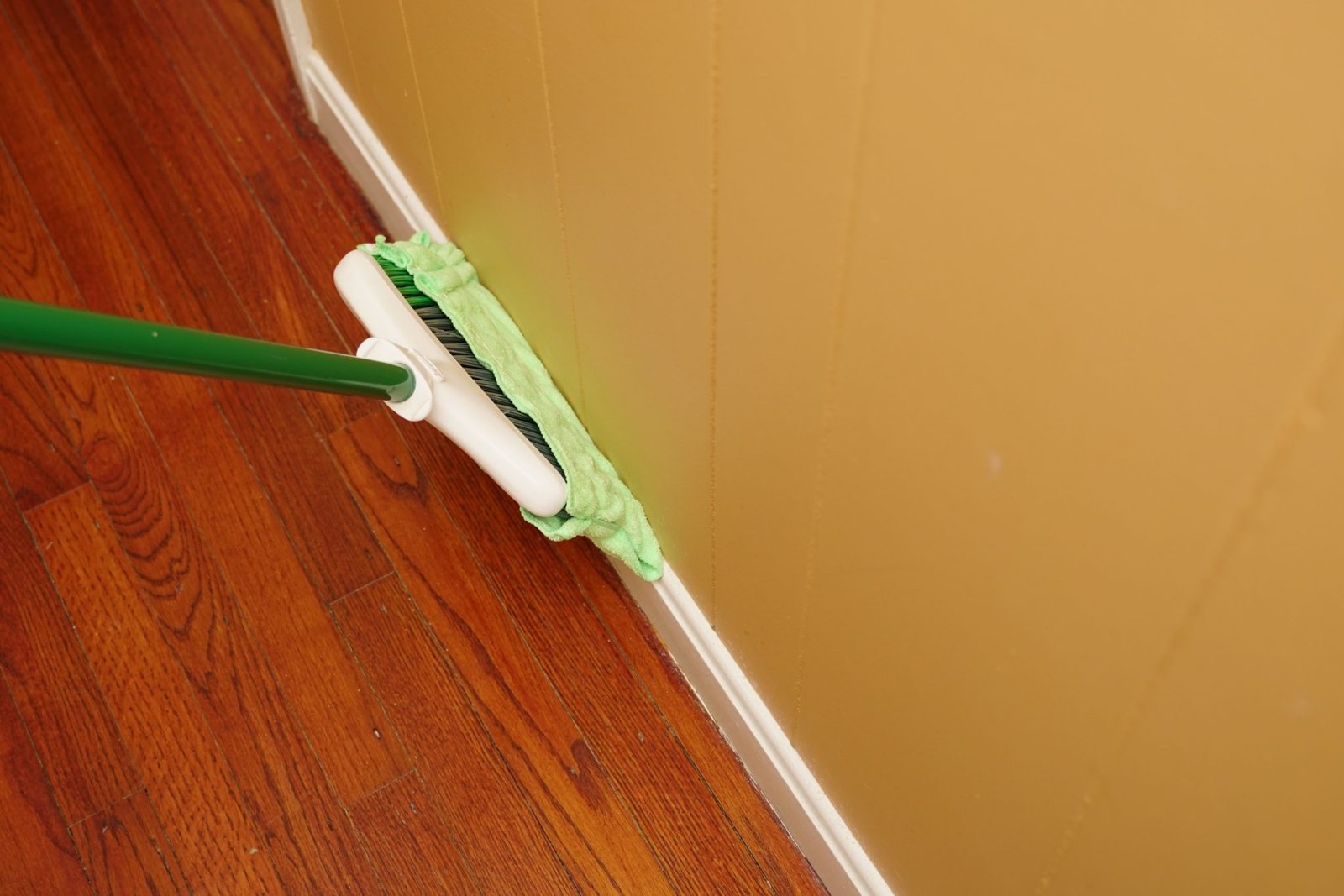 How to clean baseboards without bending over? Health Life Pedia